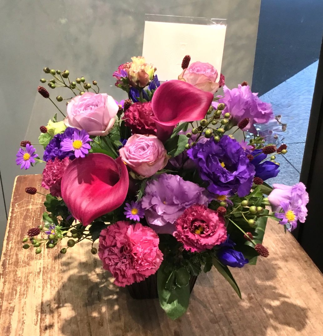 落ち着いた色合いのアレンジメント　