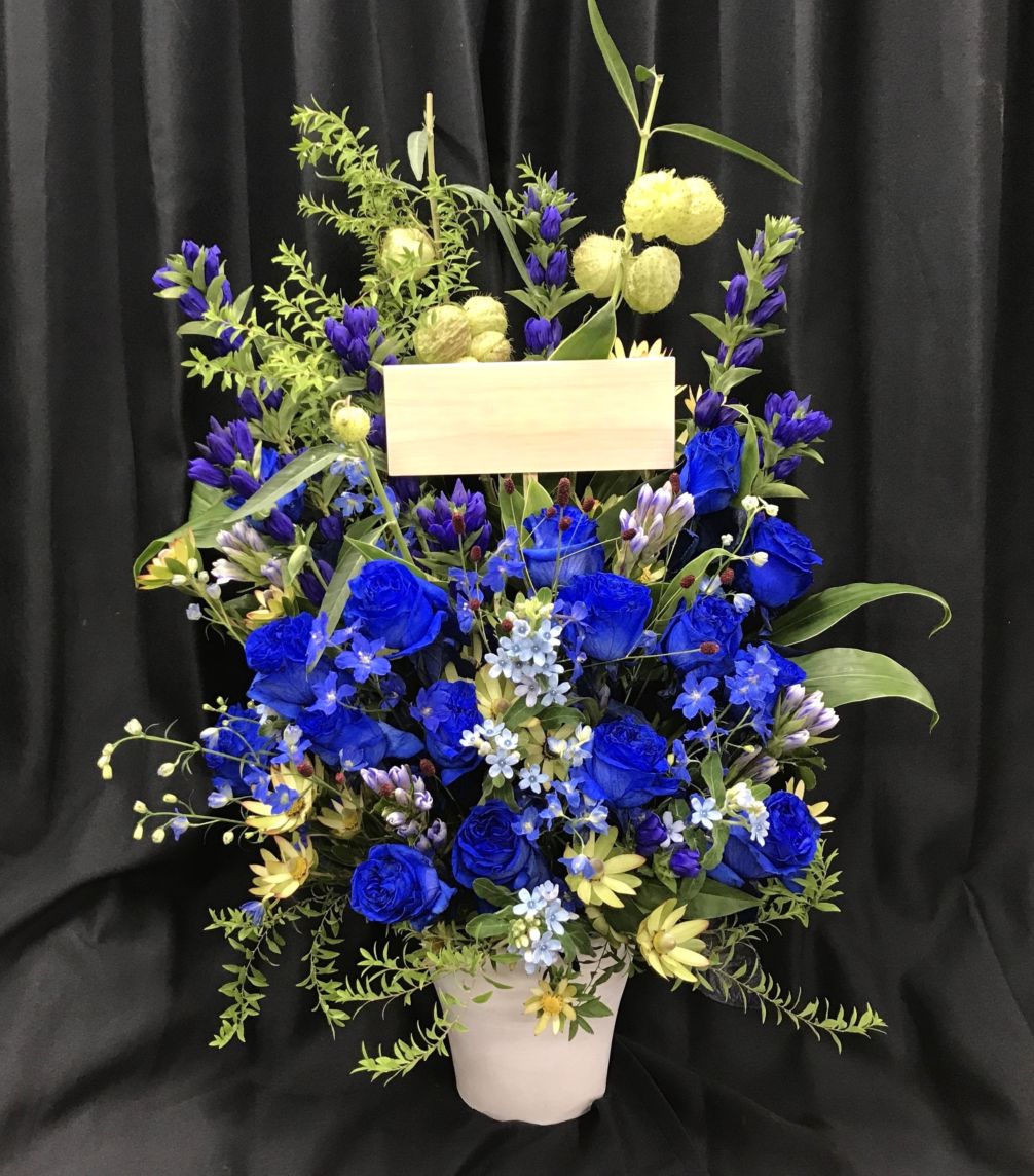 ブルーなど寒色系の鮮やかなアレンジメント　