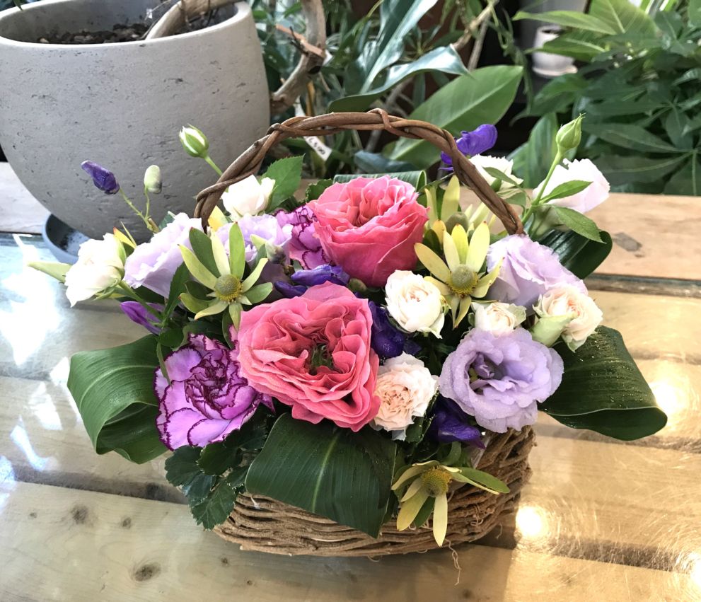ピンクと紫の華やかなアレンジメント