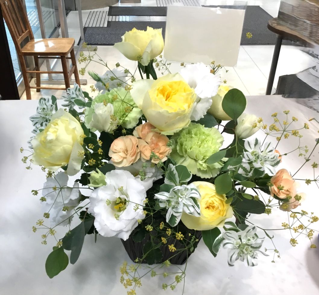 黄色と白のパステルカラーのアレンジメント　