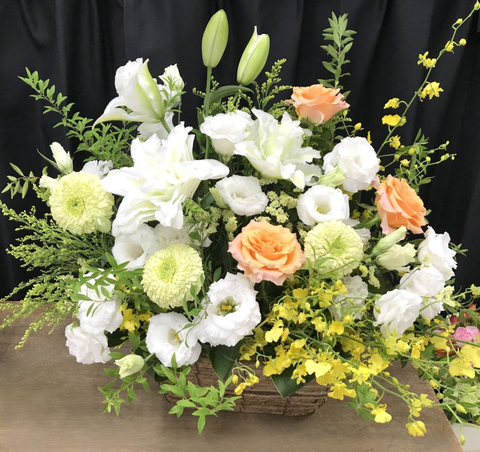 白や黄色、オレンジの爽やかなアレンジメント