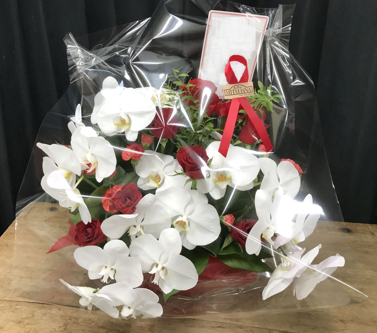 胡蝶蘭と赤バラのアレンジメント　