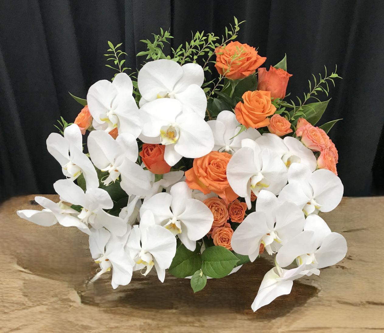 胡蝶蘭とオレンジのバラのアレンジメント　