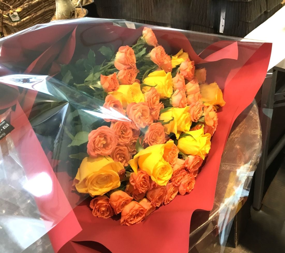 黄色とオレンジのバラの花束　