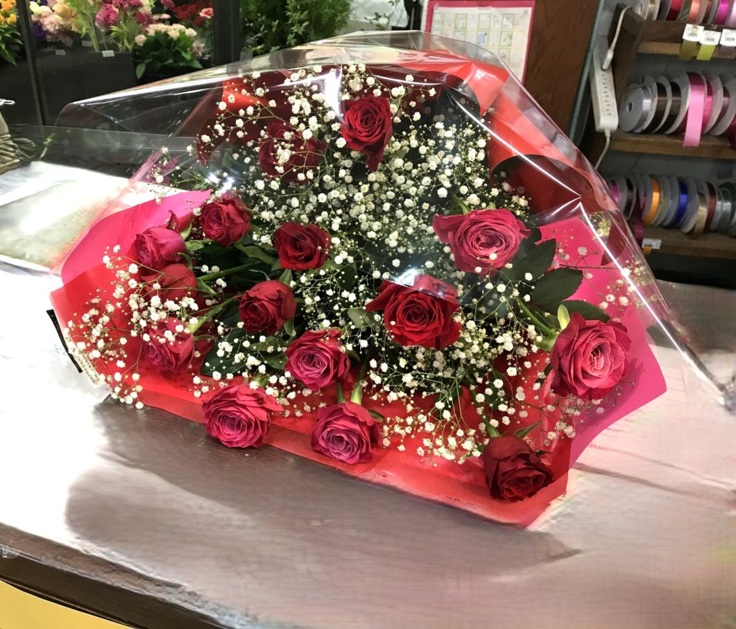 赤とピンクのバラとかすみ草の花束　