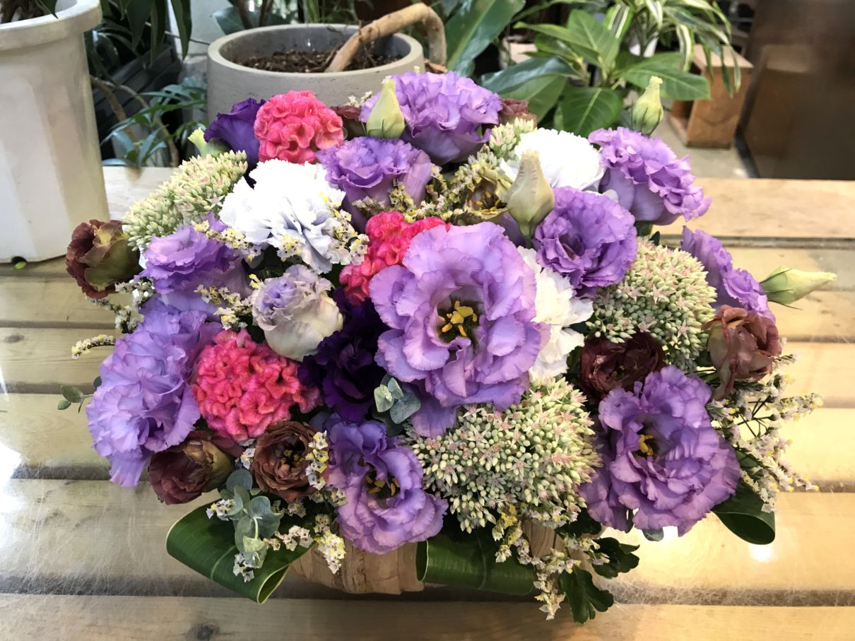 紫を基調とした落ち着いたカラーのアレンジメント　