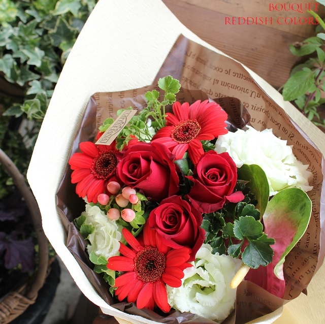 赤系の華やかなブーケ　
