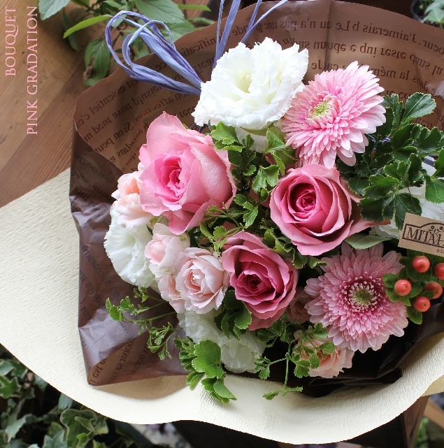 ピンク系の明るいブーケ　