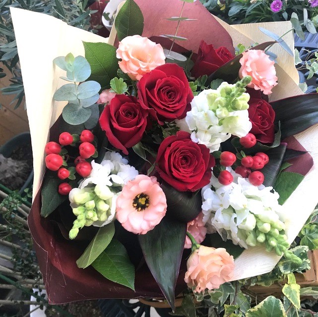 赤系の華やかなブーケ