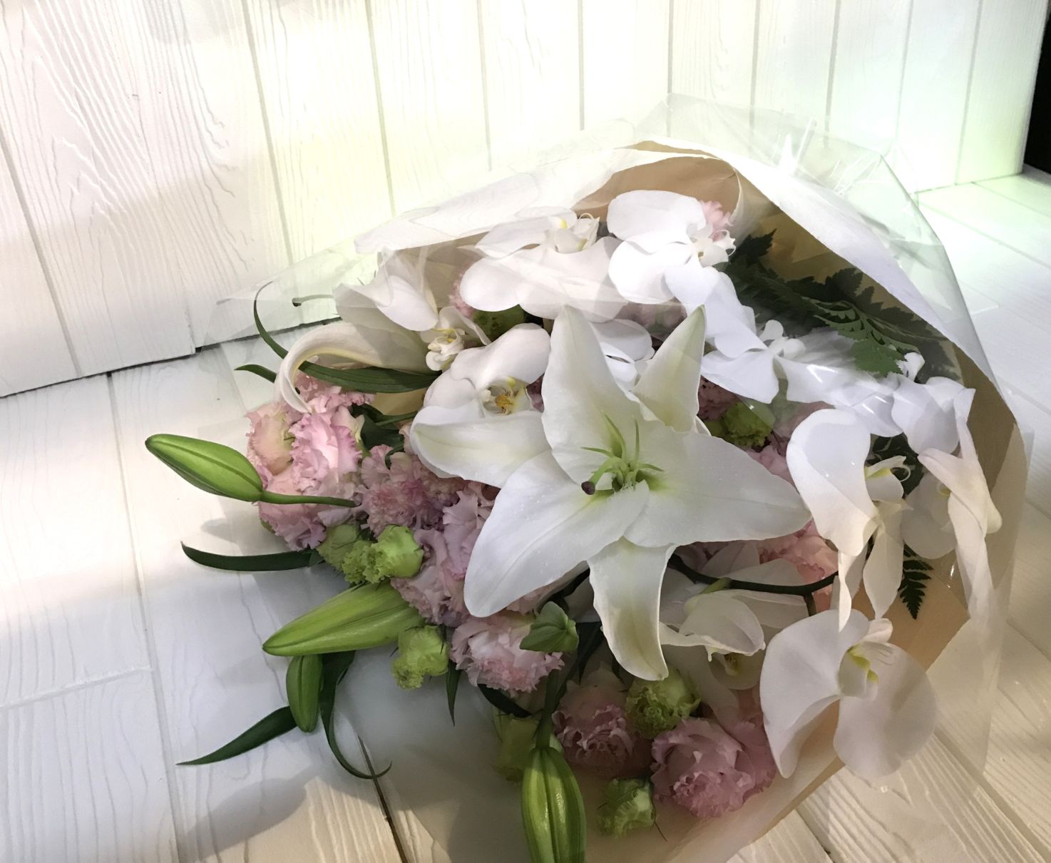 胡蝶蘭とユリの花束　