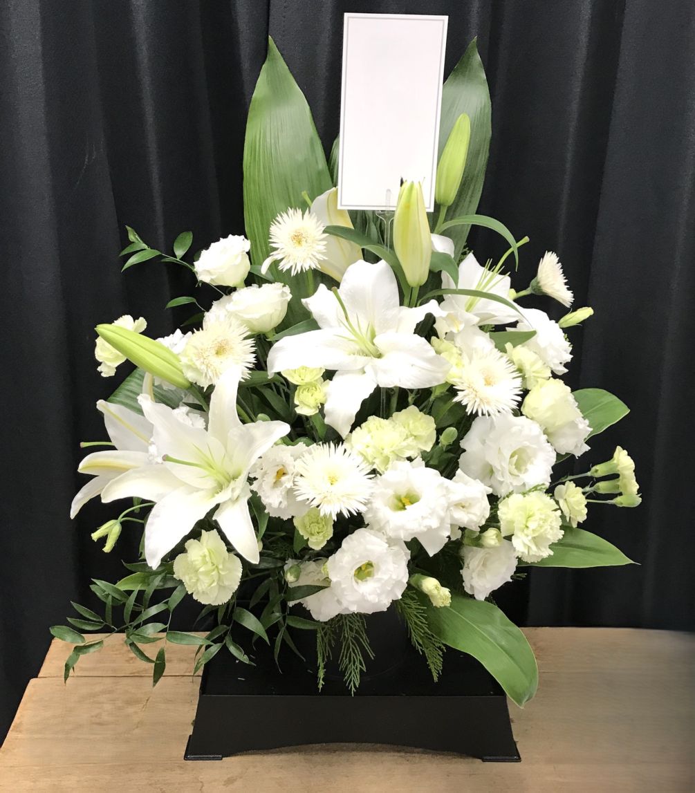 ユリを入れたお供えのアレンジメント　