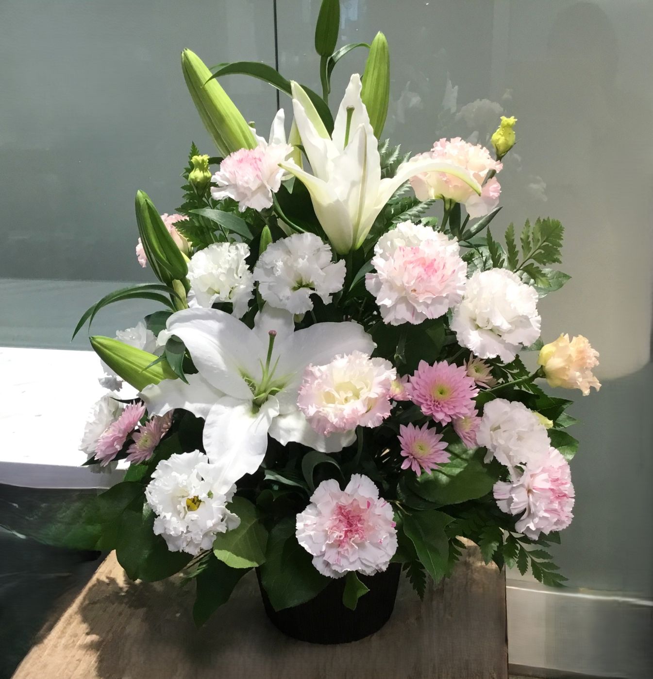 白と淡いピンクのお供えのアレンジメント　