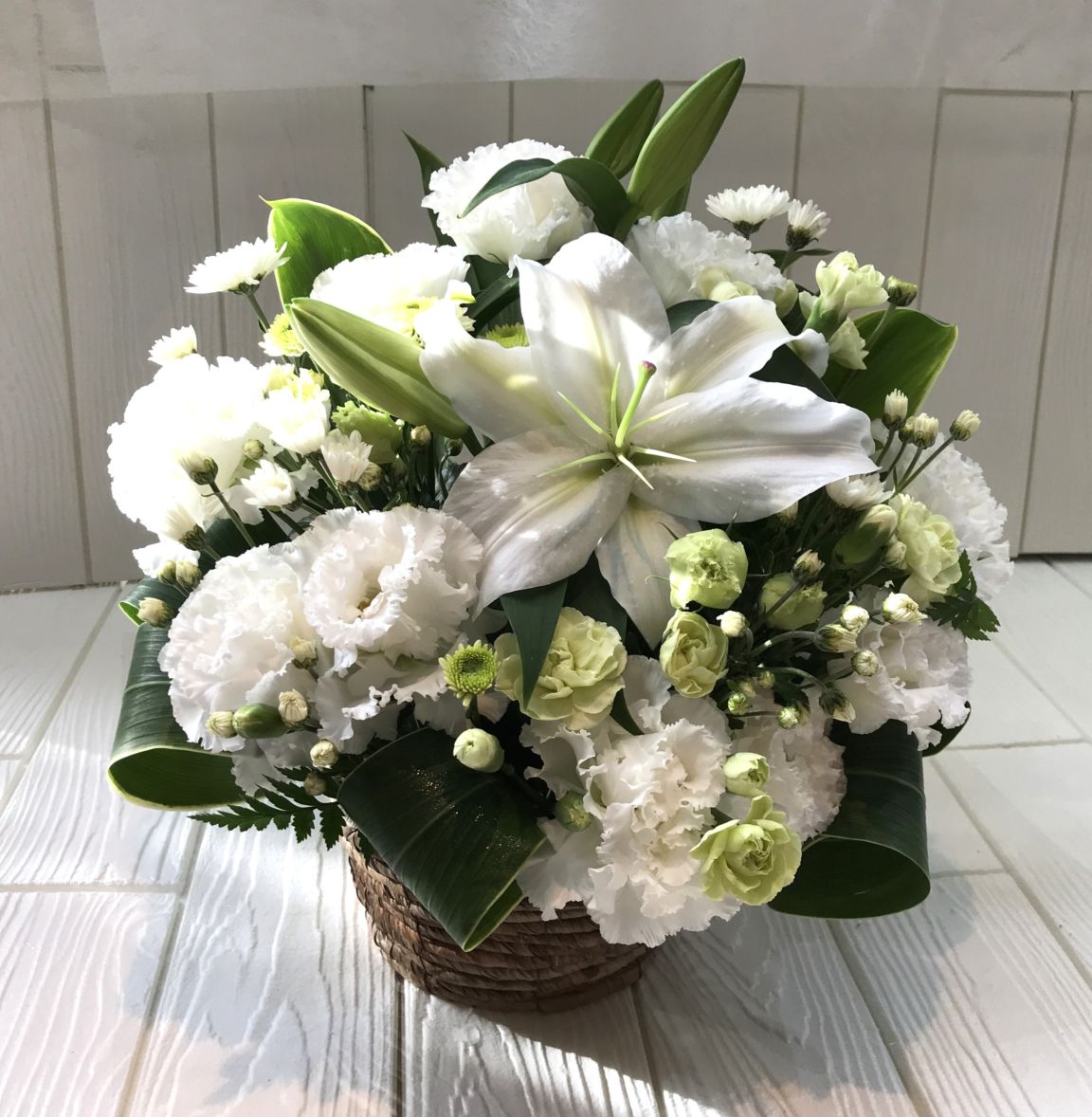 白を基調としたお供えのアレンジメント　