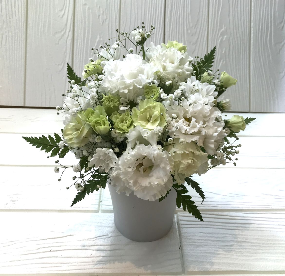 白とグリーンのお供えのアレンジメント　