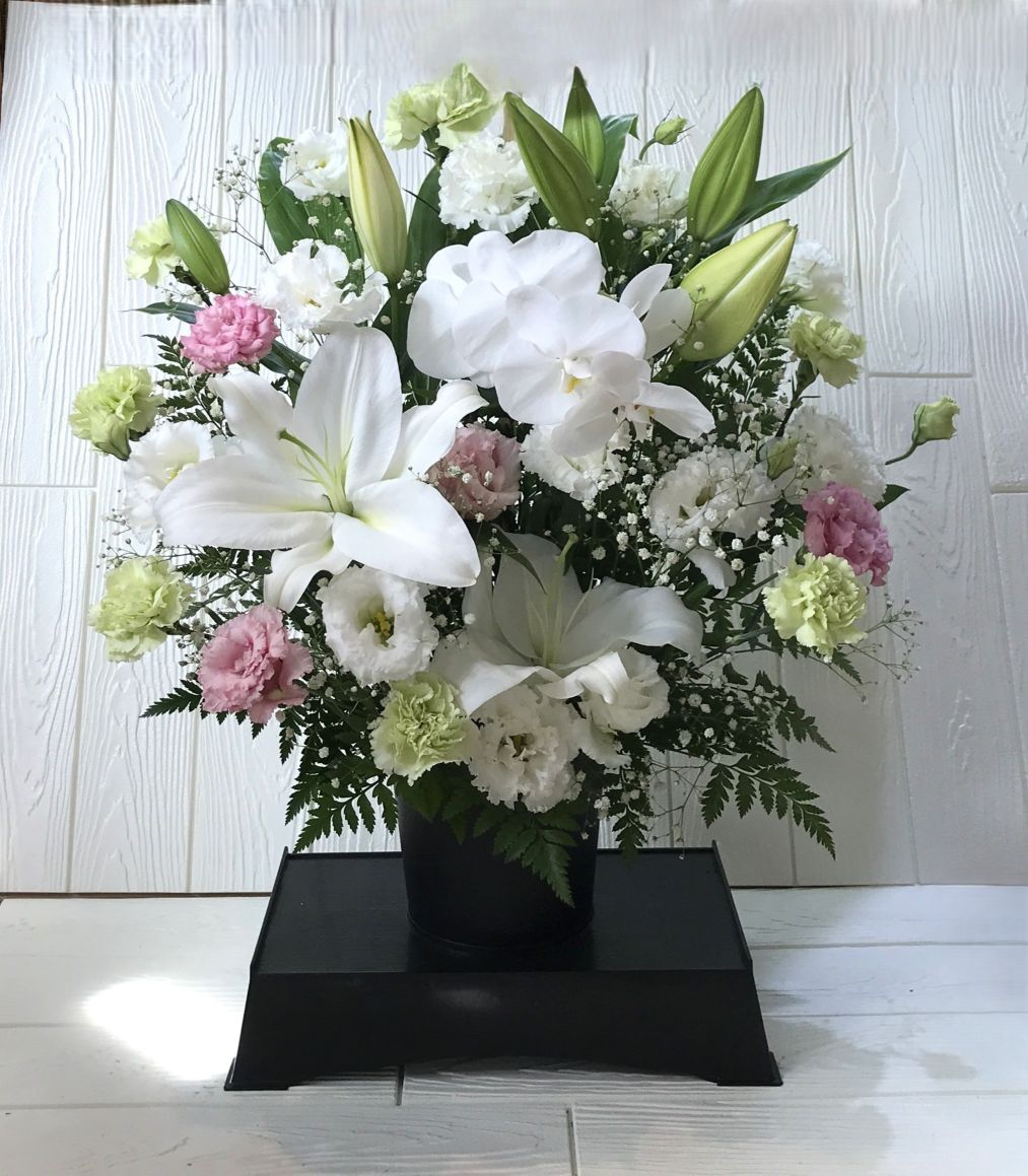 ユリと胡蝶蘭のお供えのアレンジメント　