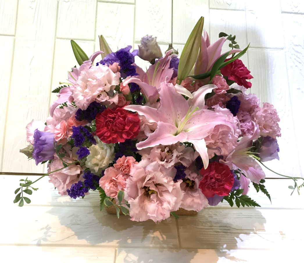 ピンク系の明るいアレンジメント　