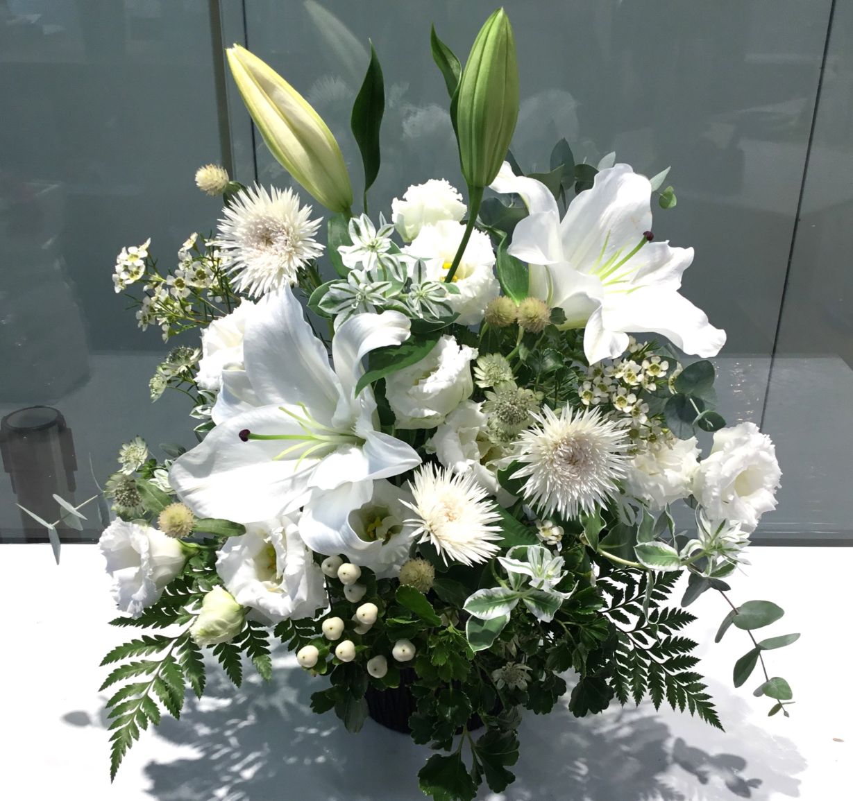 ユリとグリーンのアレンジメント　