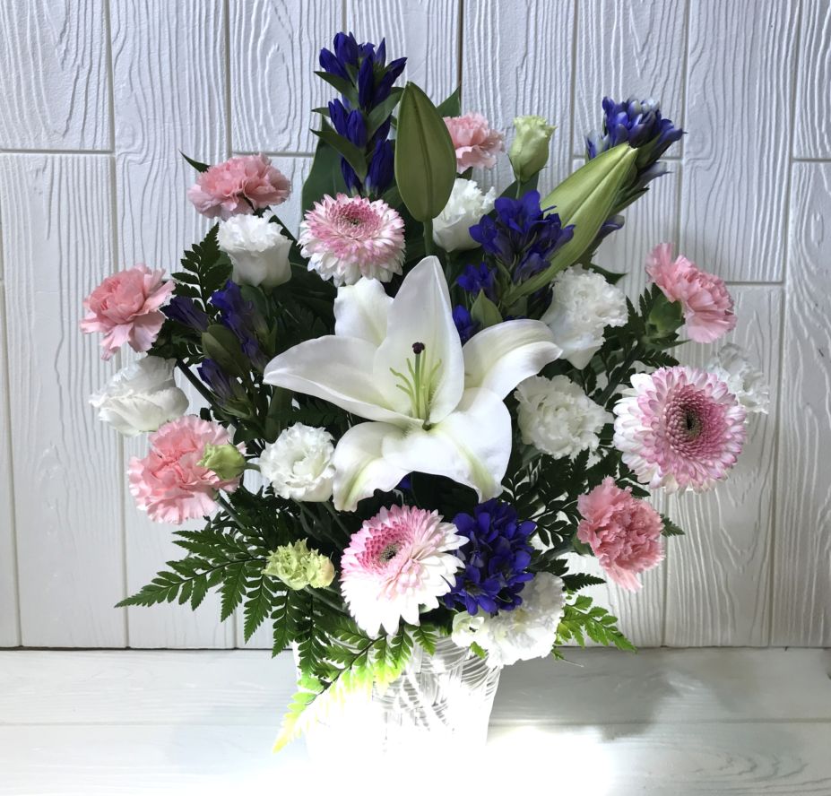 白・ピンク・寒色系のアレンジメント　