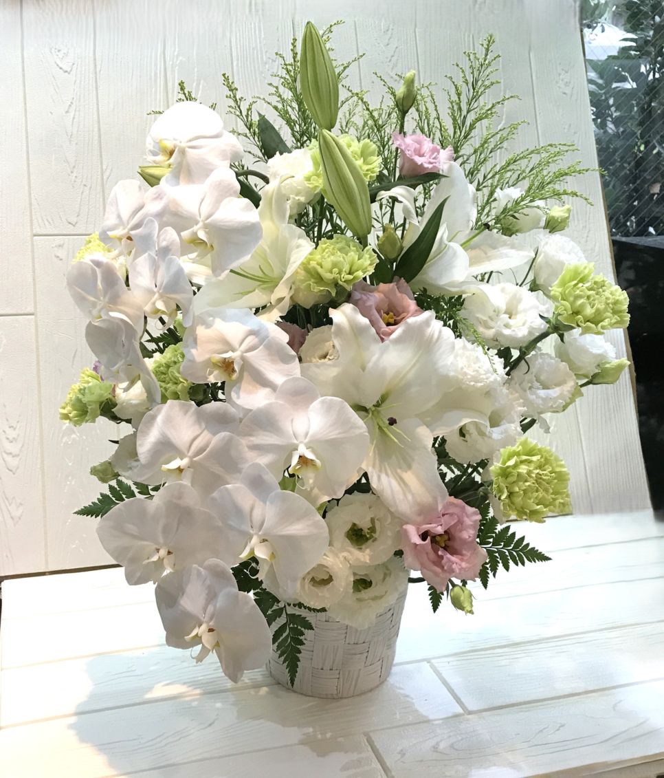 ユリと胡蝶蘭のアレンジメント　