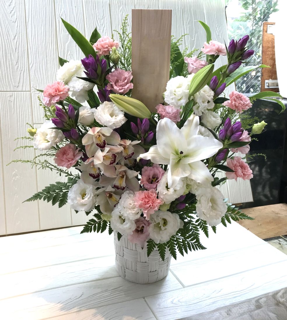 パステルカラーのお供えのアレンジメント　