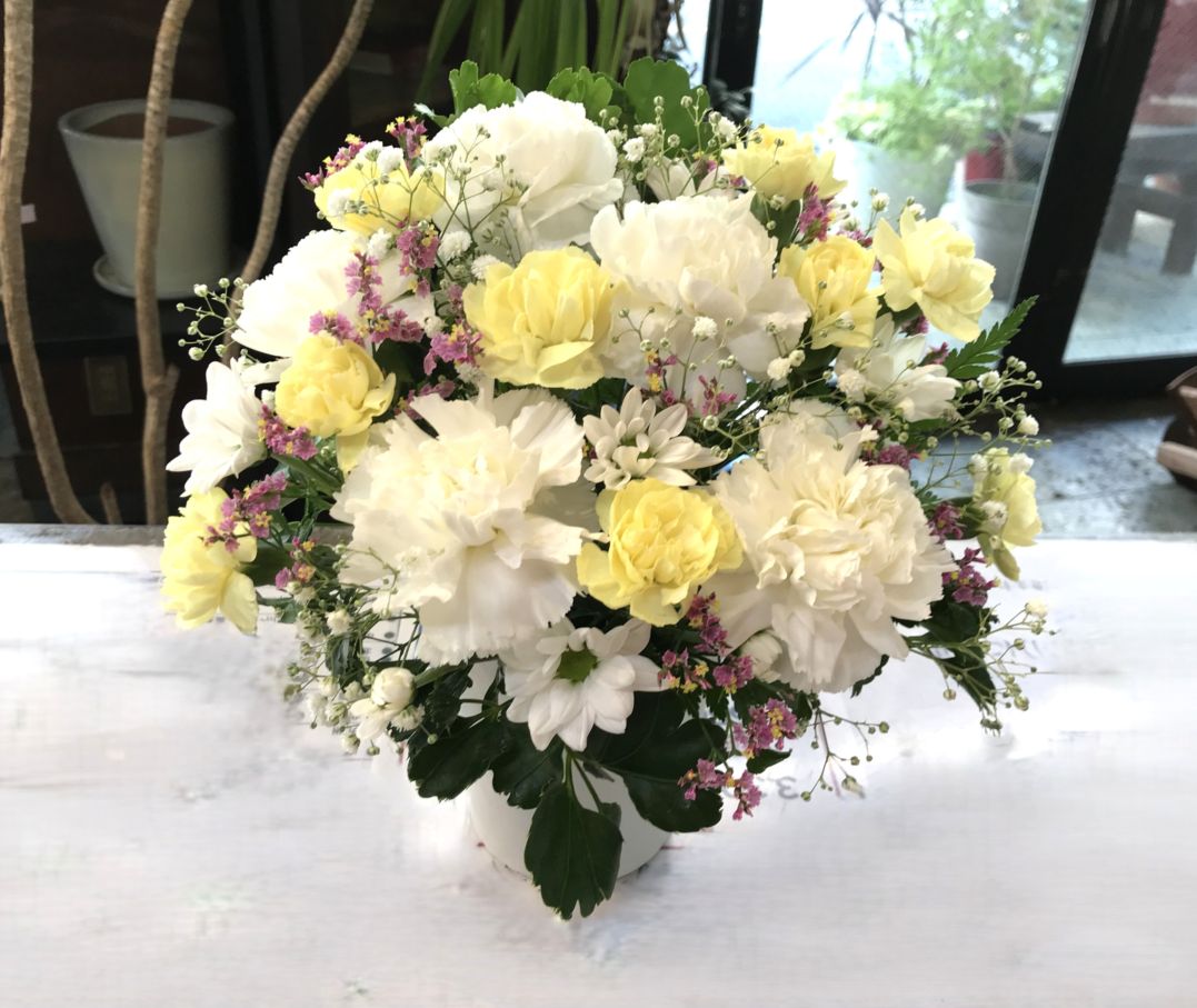 白とパステルカラーのアレンジメント　
