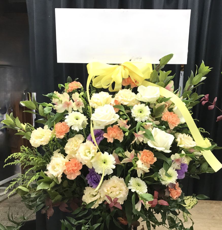 優しい黄色を基調としたスタンド花（1段）　