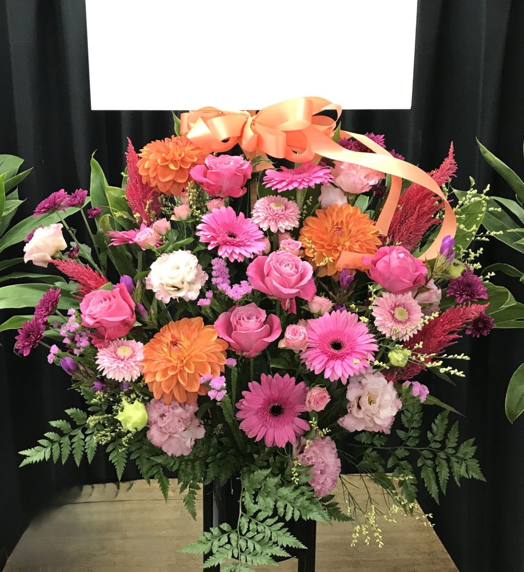 ピンクとオレンジのスタンド花（1段）　
