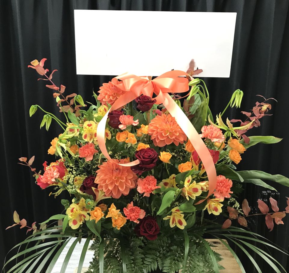 オレンジと赤のスタンド花（1段）