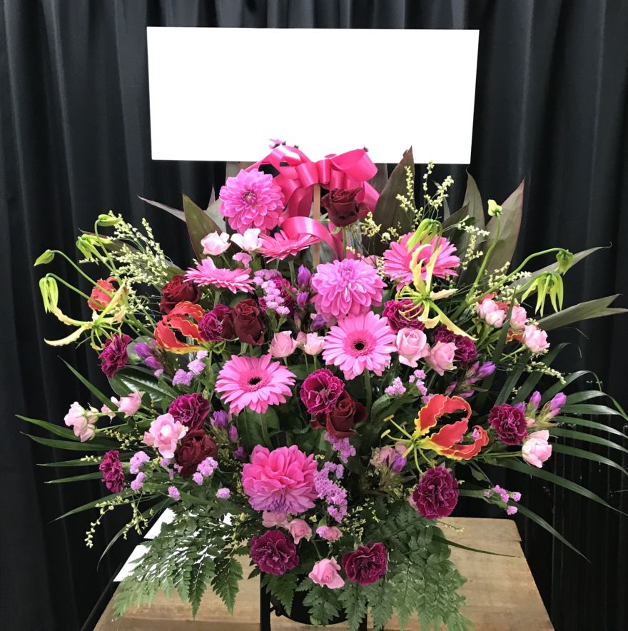 ピンクと赤のスタンド花（1段）　