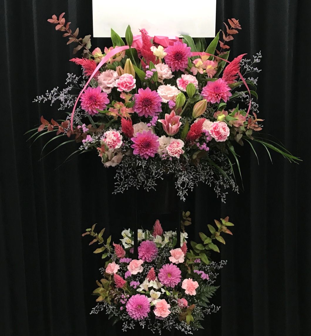 ピンク系の華やかなスタンド花（2段）　