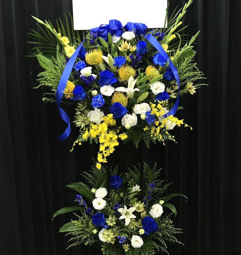 ブルーと黄色のスタンド花（2段）