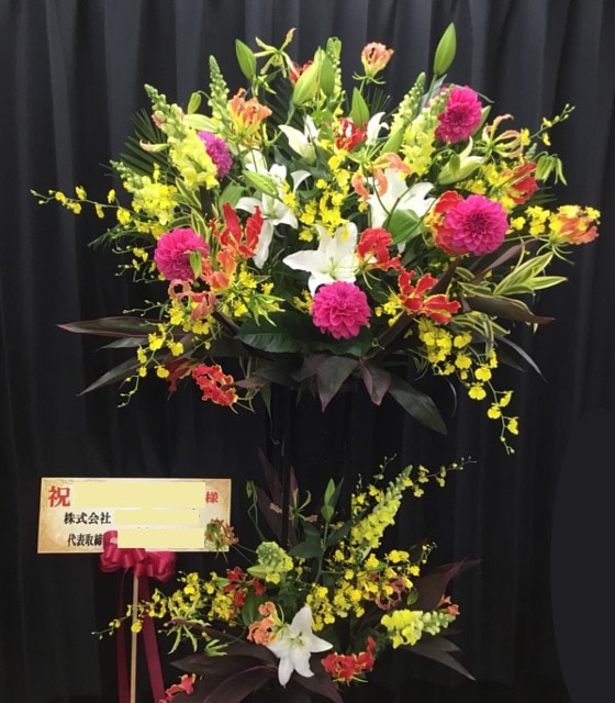 華やかなカラーのスタンド花（2段）　