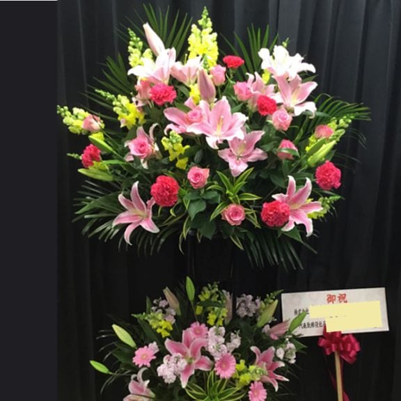 ピンク系の明るいスタンド花（2段）　