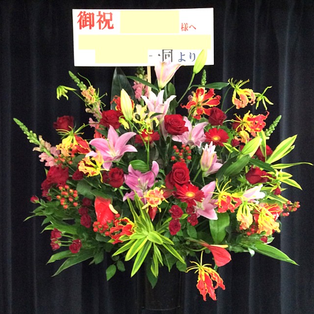 赤とピンクの華やかなスタンド花（1段）　