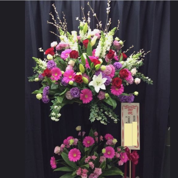 ピンクと紫のお洒落な色のスタンド花（2段）