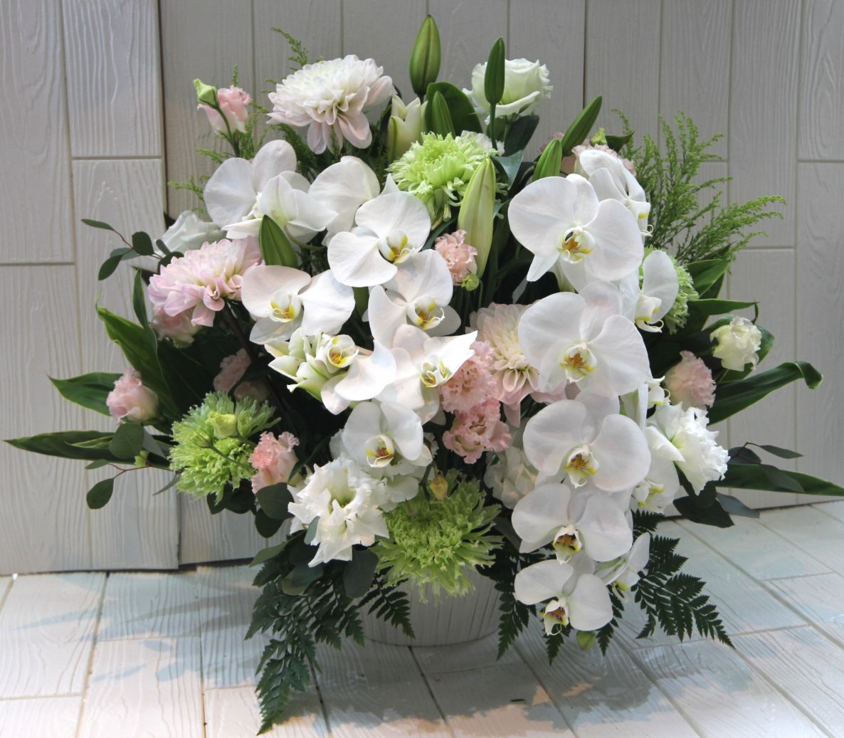 胡蝶蘭とユリの優しい色のアレンジメント