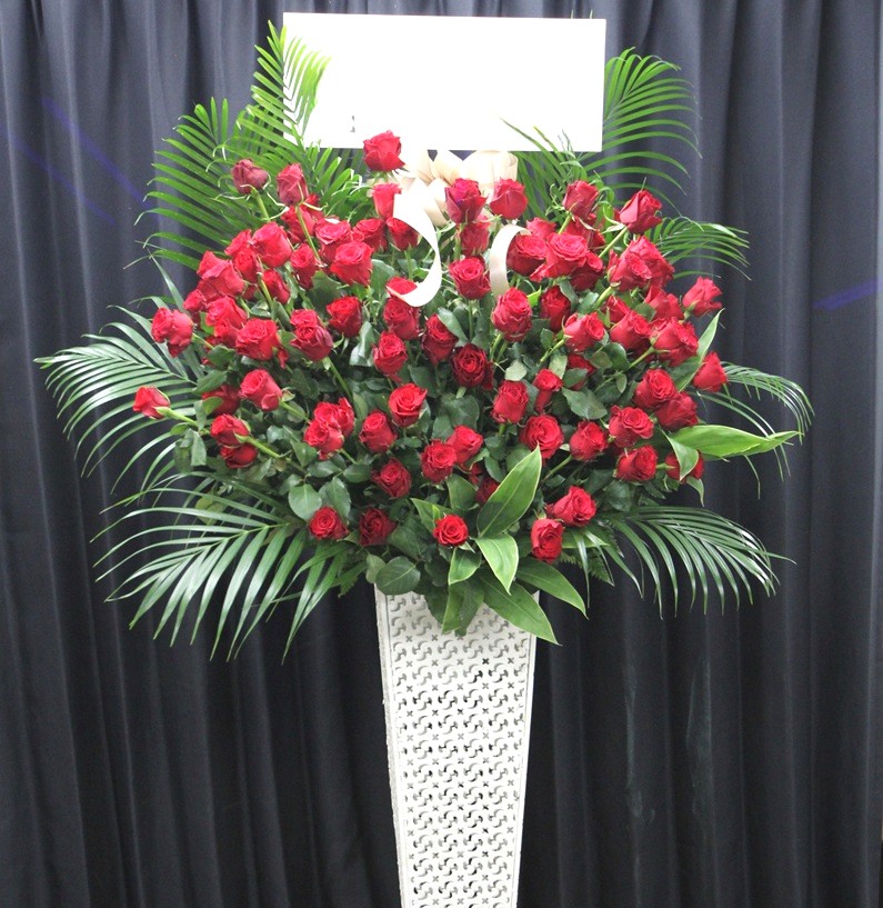 赤いバラ100本のスタンド花（1段）