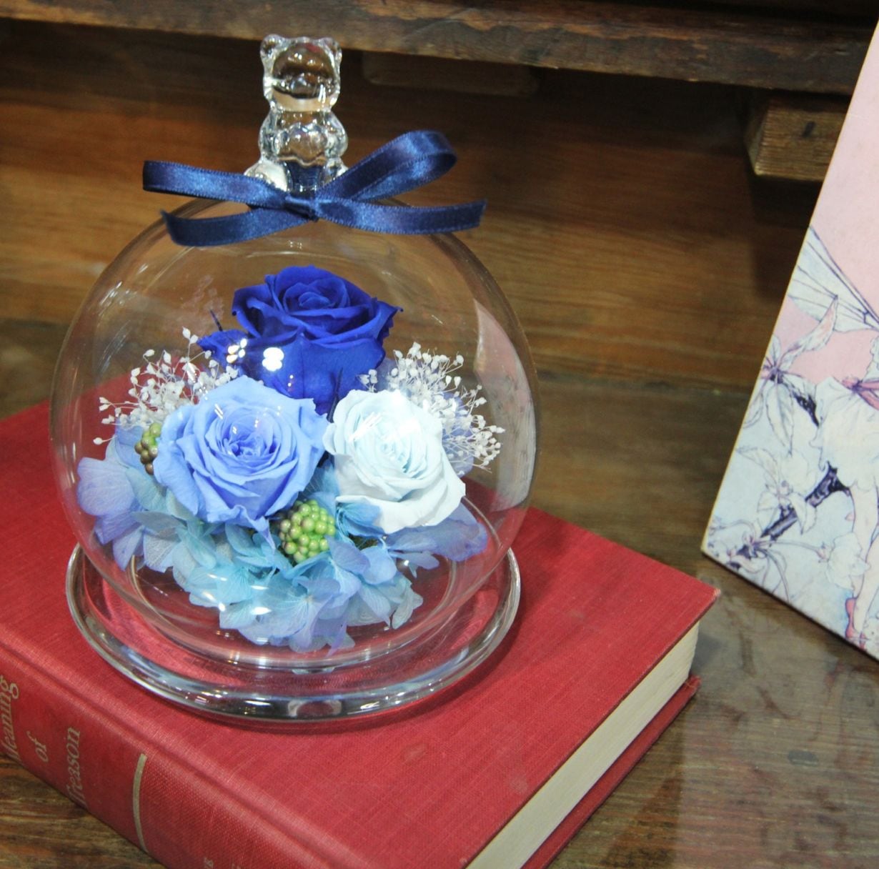 くまのガラスドームのプリザーブドフラワー（ブルー系）