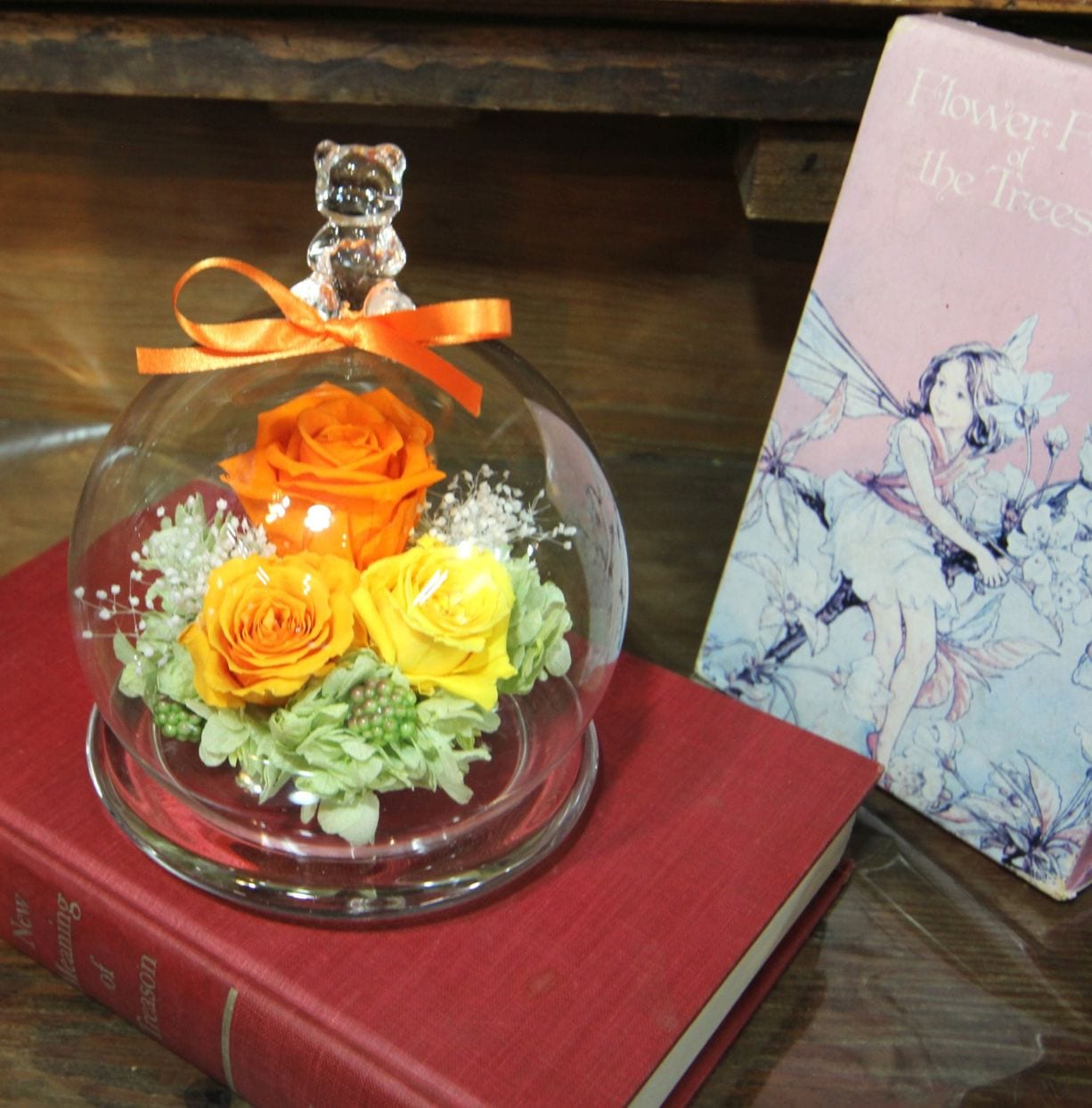 くまのガラスドームのプリザーブドフラワー（イエロー・オレンジ系）