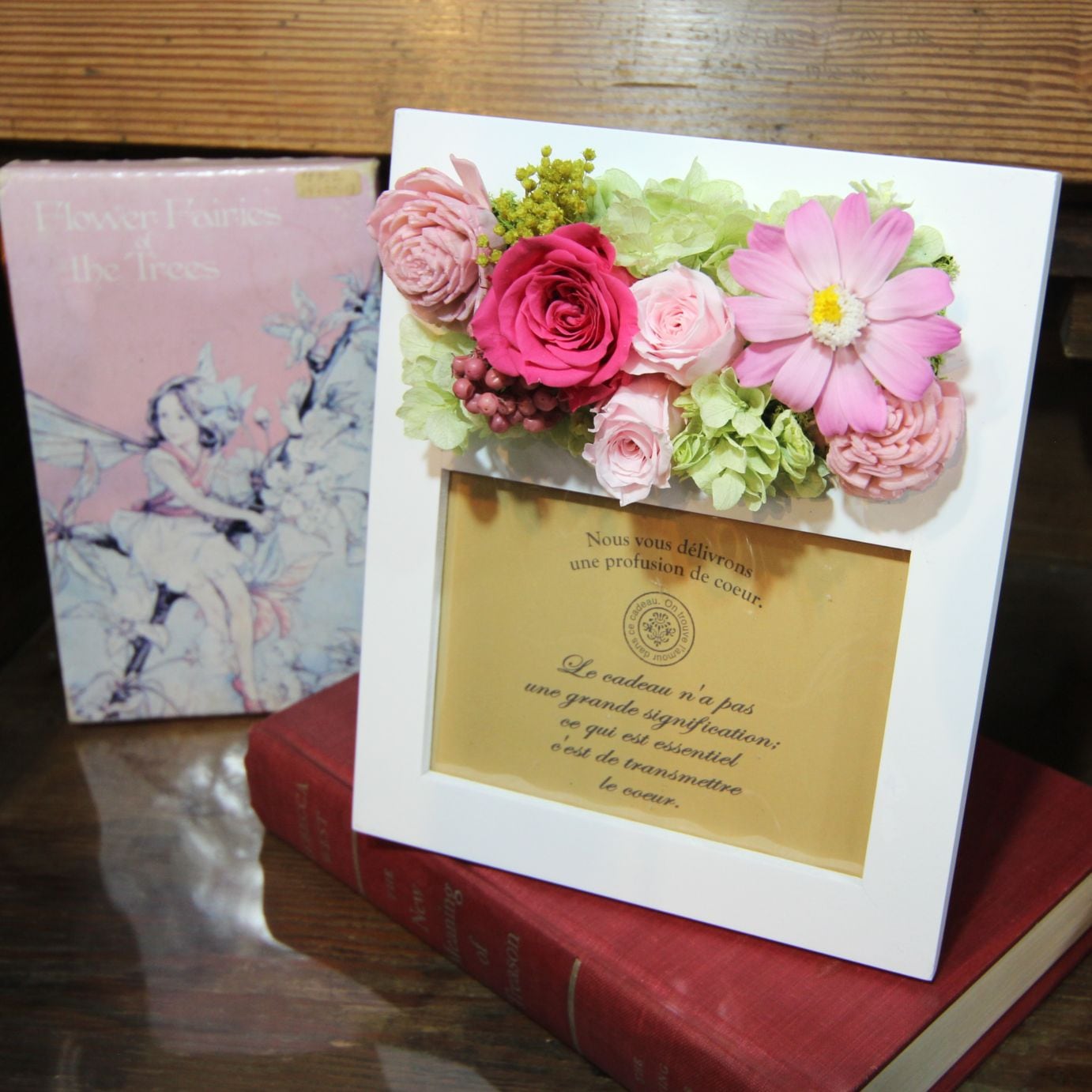 フォトフレームのプリザーブドフラワー（ピンク系）