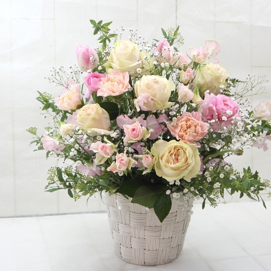 バラとかすみ草の優しい色のアレンジメント