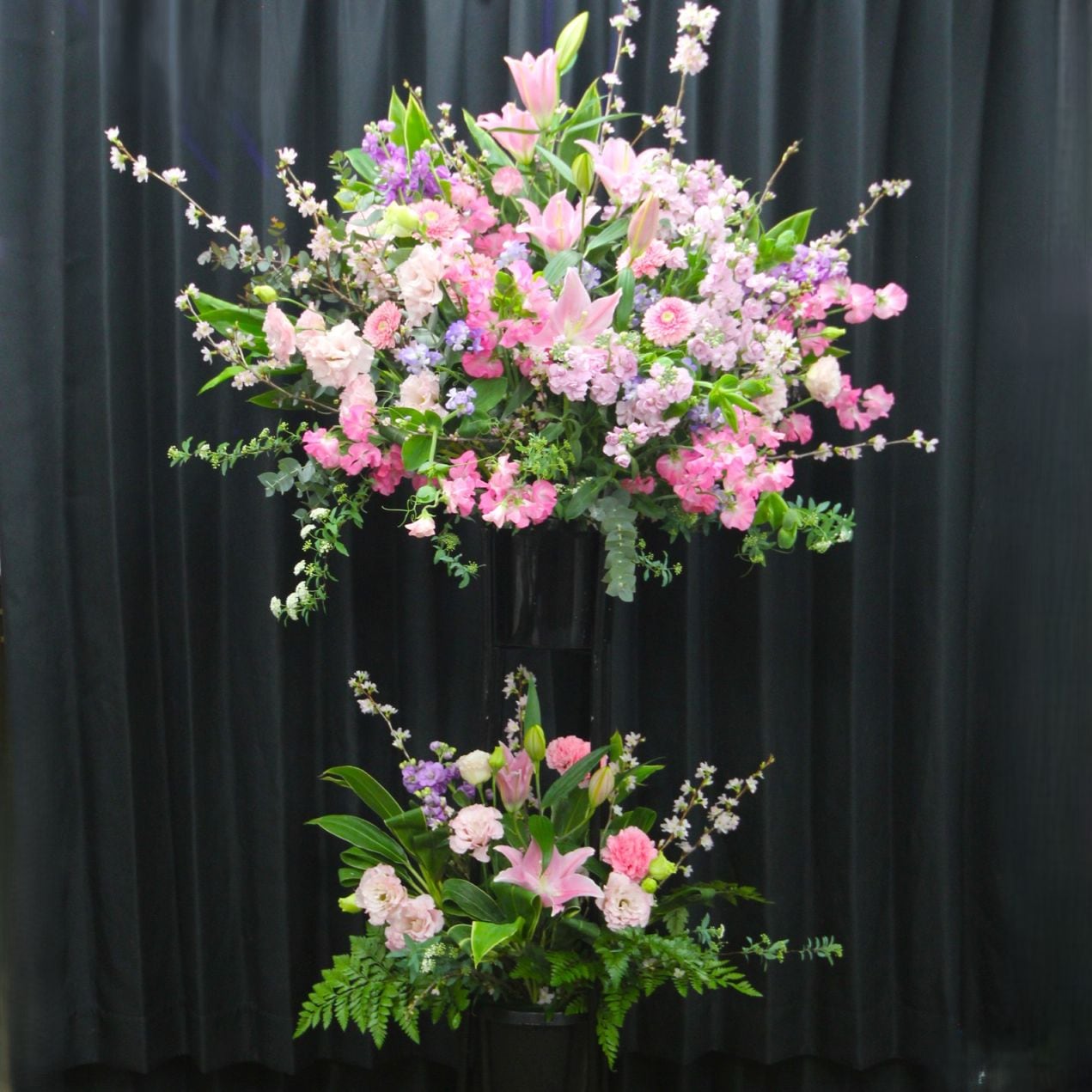 ピンク色の豪華なスタンド花（2段）