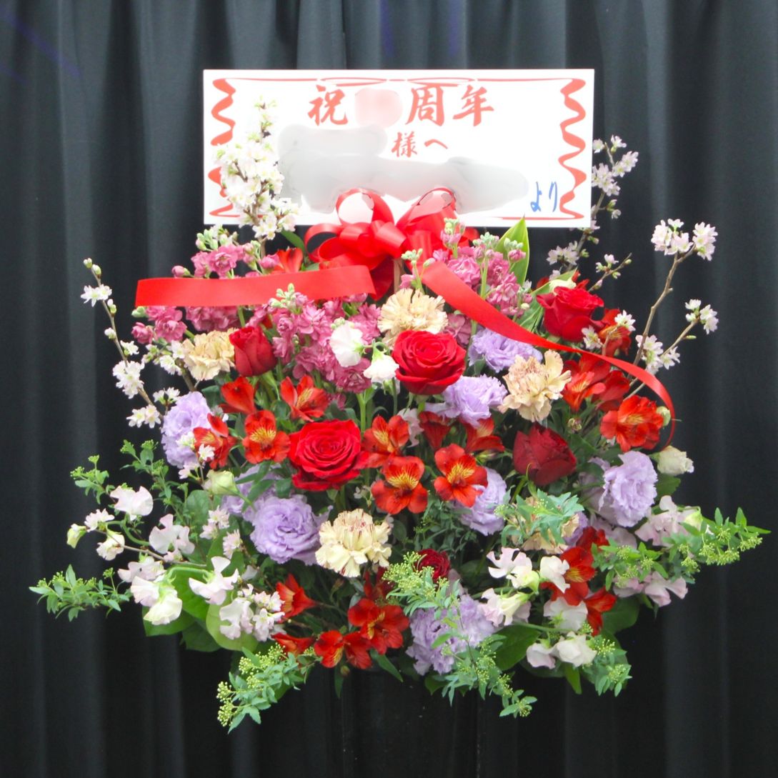 赤系のシックで華やかなスタンド花（1段）