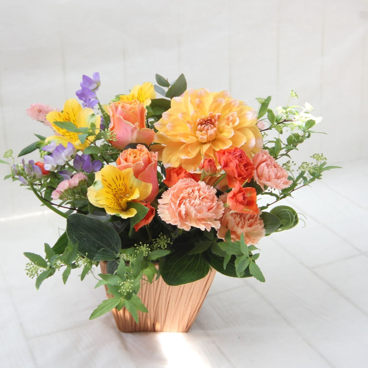 春のお花を入れた華やかなアレンジメント