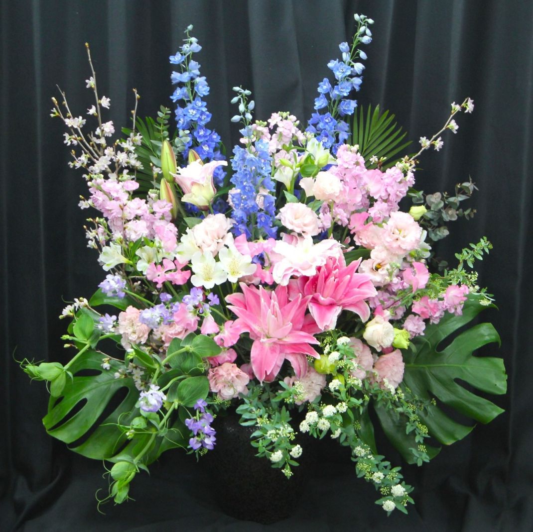 ピンクとブルーを入れた春の花瓶花