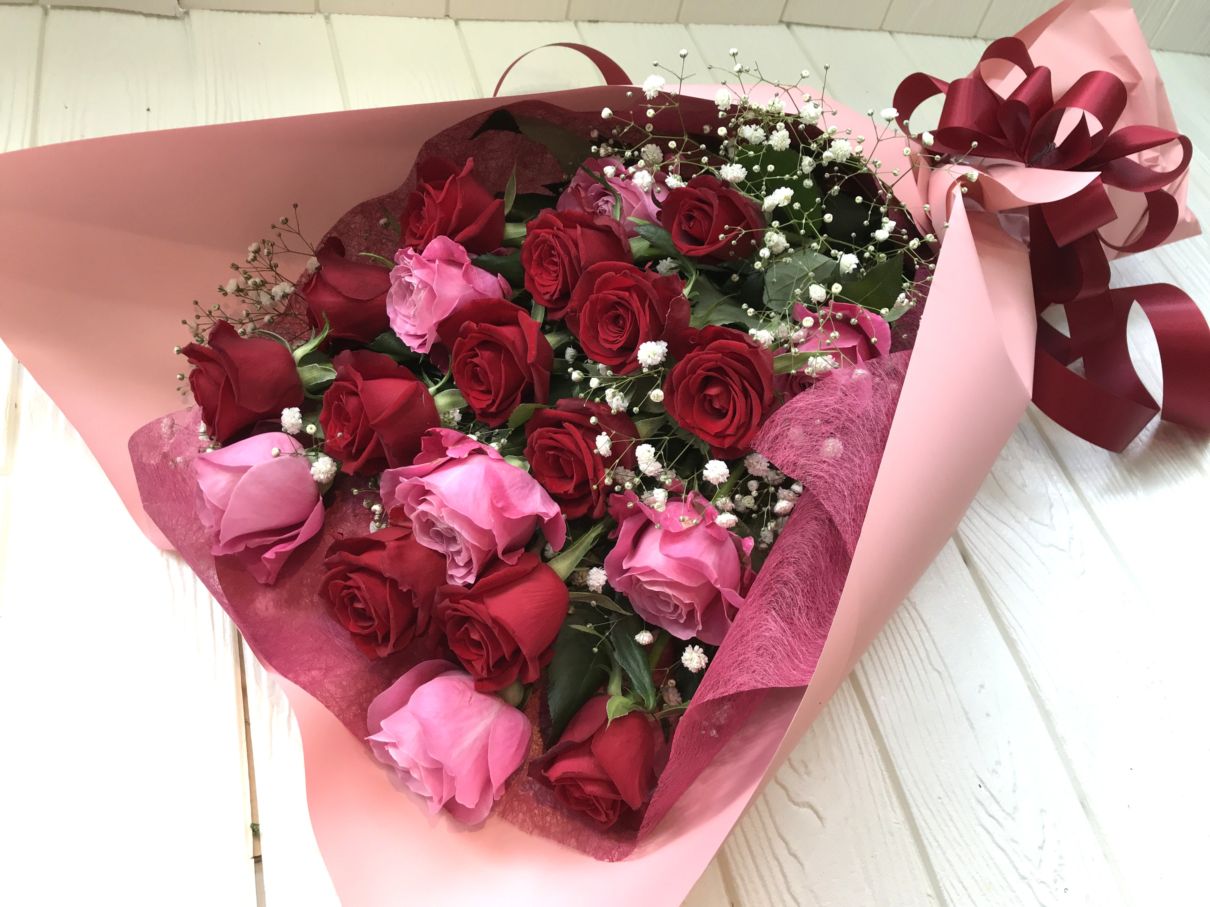 母の日　バラとかすみ草の花束　