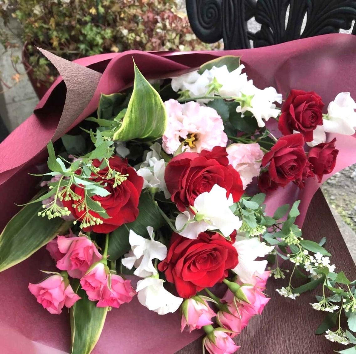母の日遅れてごめんね！ 赤・ピンク・白の華やかな花束