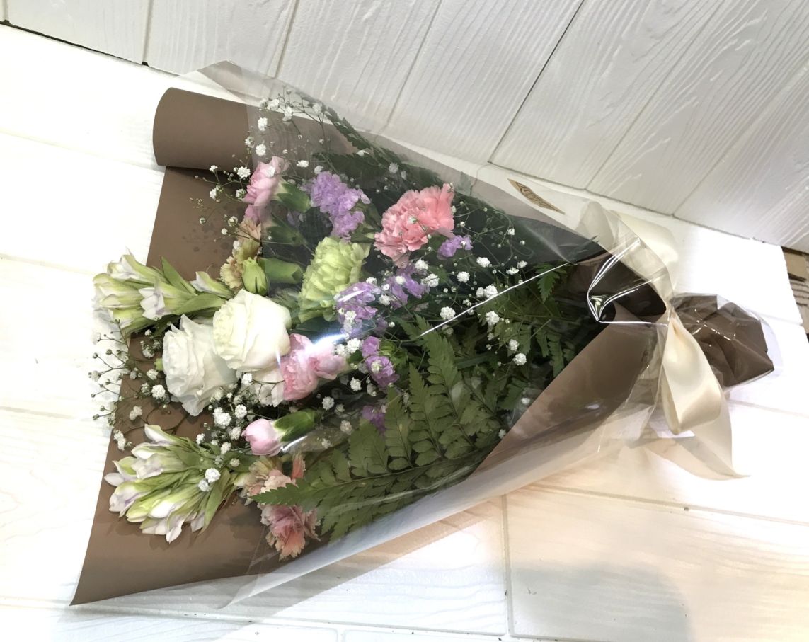 〈お盆〉優しい色合いの花束　