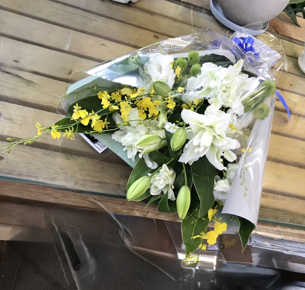 〈お盆〉ユリを入れたお供えのお花束　
