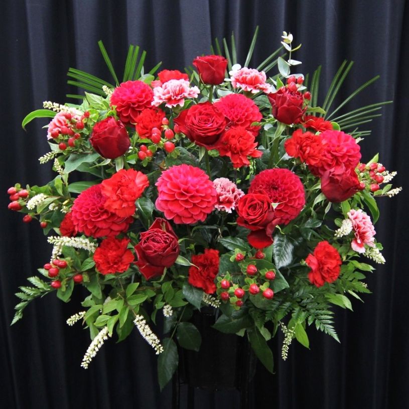 赤系の華やかなスタンド花（1段）